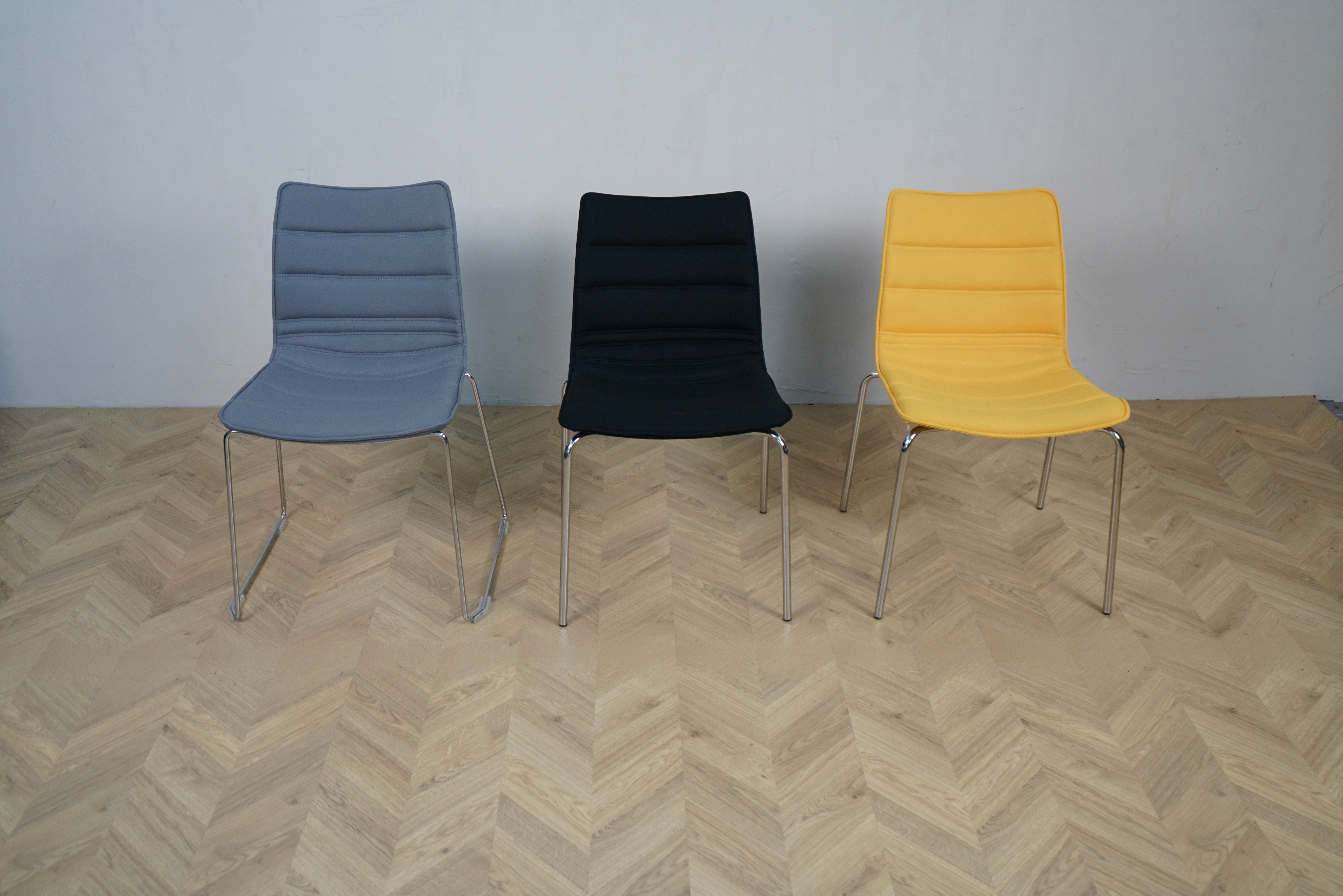 Sæt med tre Cube Design stole i grå, sort og gul med krom stel set forfra